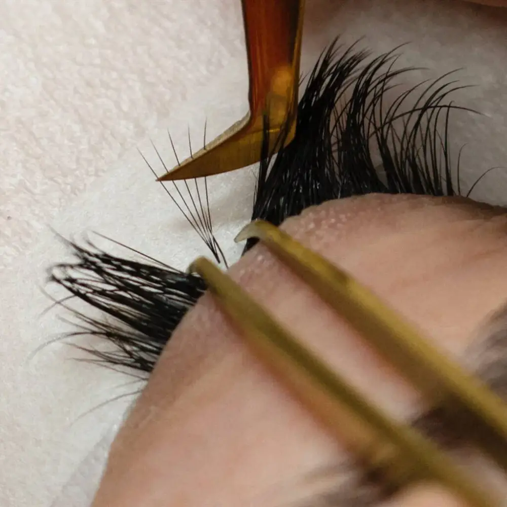 Tweezers Create Eyelash Fans