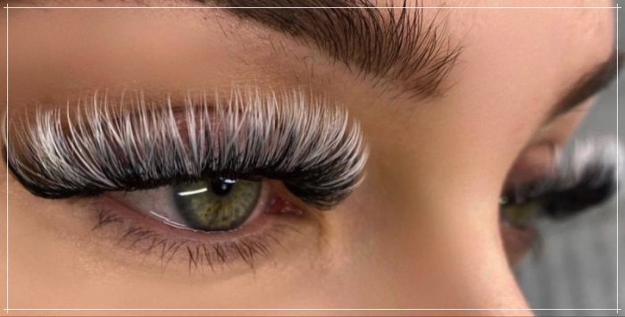 5. Mixed Black And White Lash Extensions