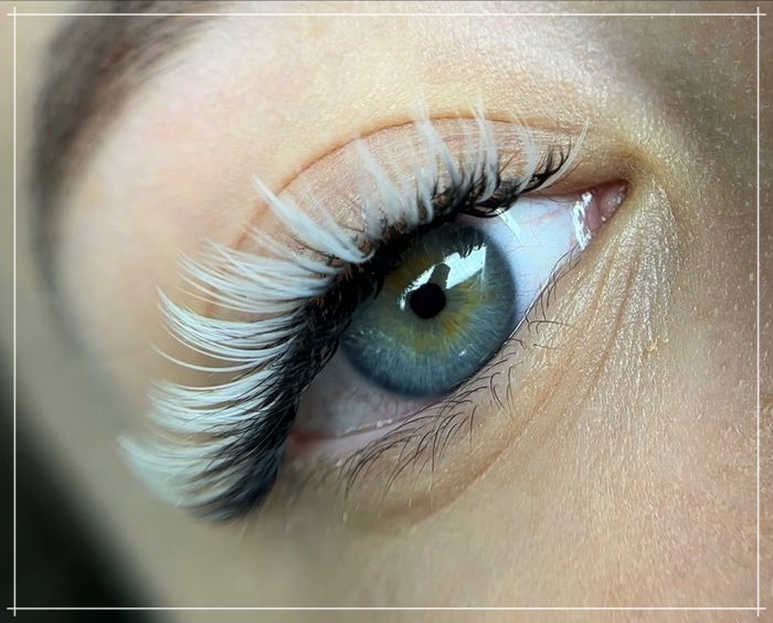 7. Mixed Black And White Lash Extensions