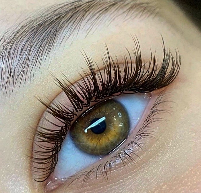What Are Hybrid Lash Extensions