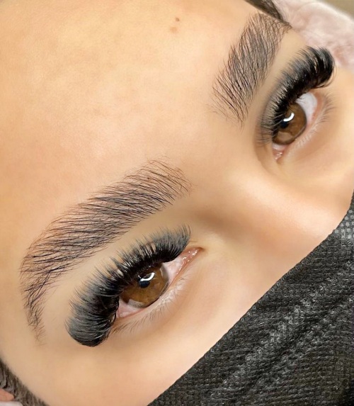 Long eyelash extensions in cat eye style